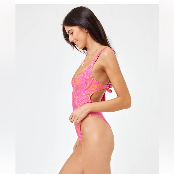 NWT Printed Kendal One Piece- path to paradise - size M - Picture 4 of 6